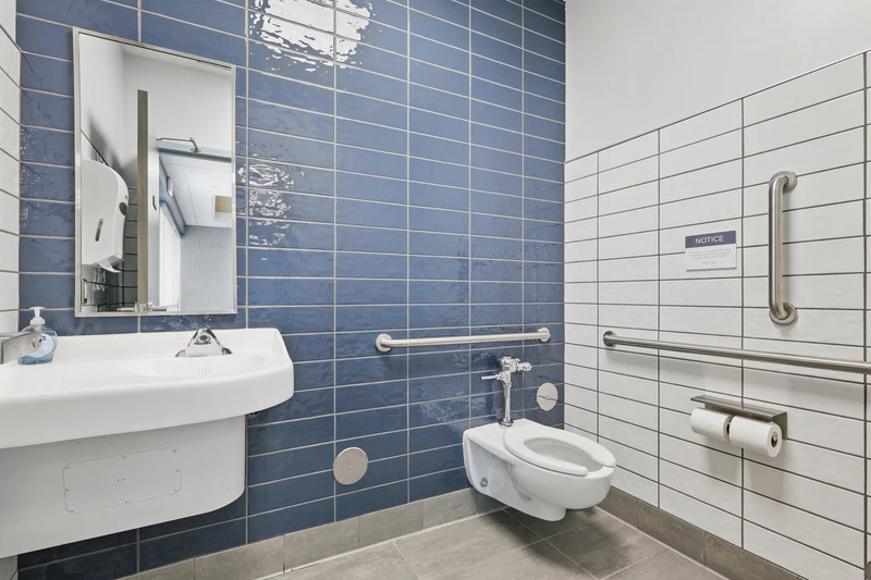 basepoint-breakthrough-frisco-adult-mental-health-facility-bathroom-with-blue-tiles