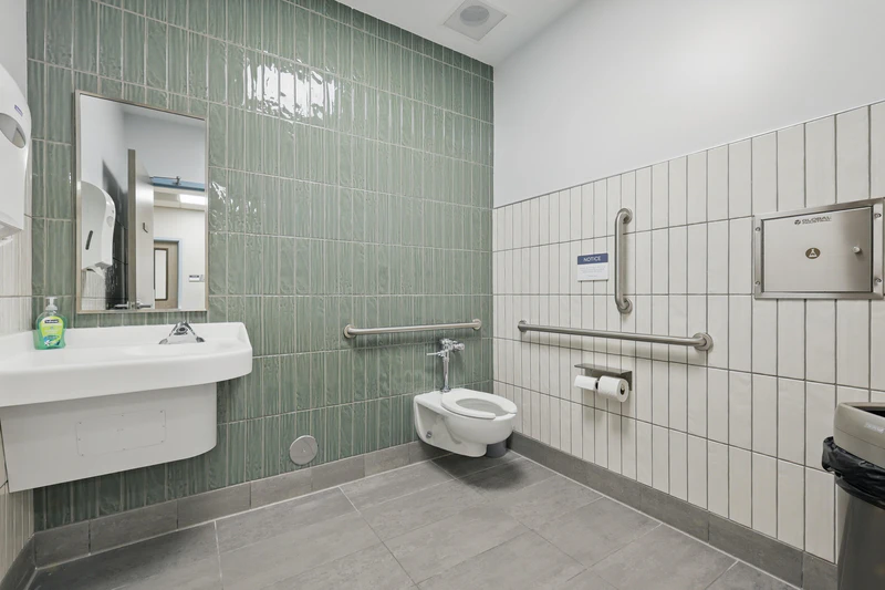 basepoint-breakthrough-frisco-adult-mental-health-facility-bathroom-with-green-tiles